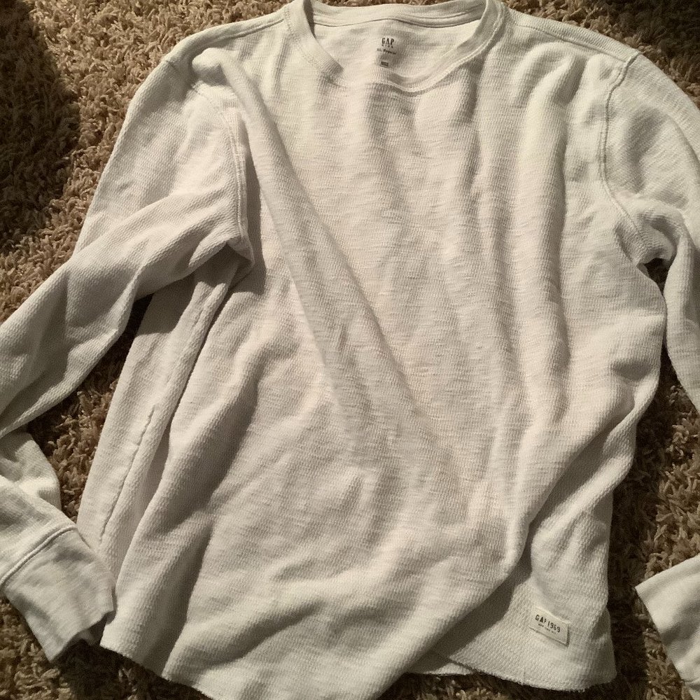 white gap sweatshirt